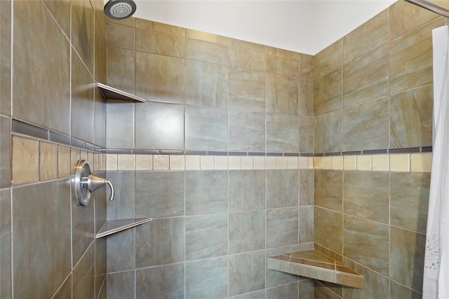 bathroom featuring tiled shower