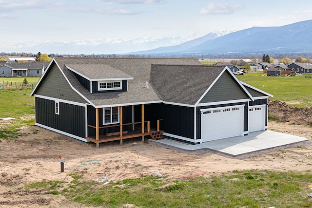 view of front of house featuring a mountain view