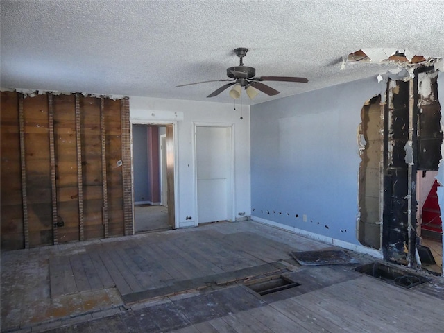 spare room with ceiling fan and a textured ceiling