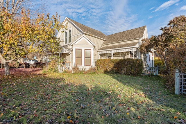 view of front facade with a front yard