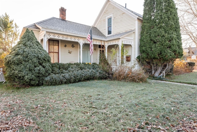 view of front of house featuring a front lawn