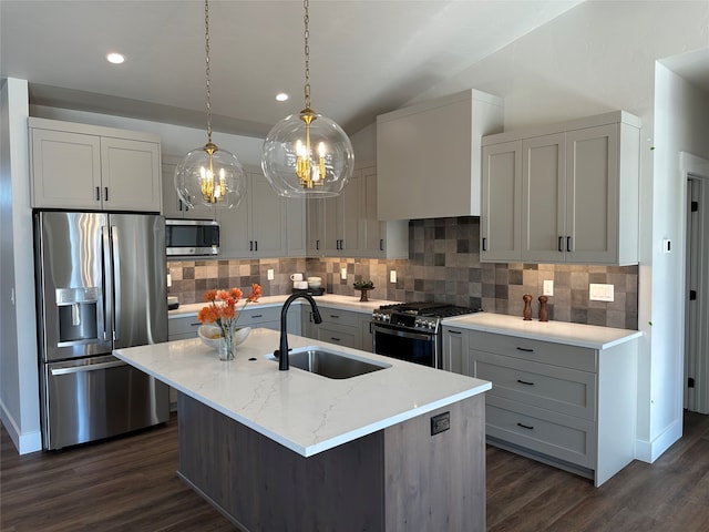 kitchen with a sink, backsplash, appliances with stainless steel finishes, an inviting chandelier, and dark wood-style flooring