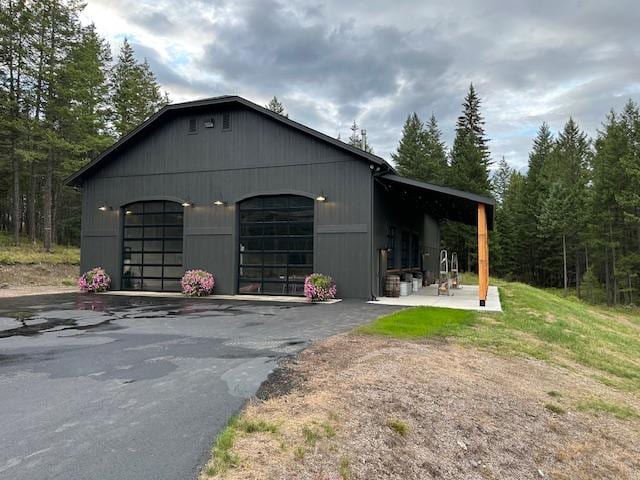 view of outdoor structure featuring driveway and an outdoor structure