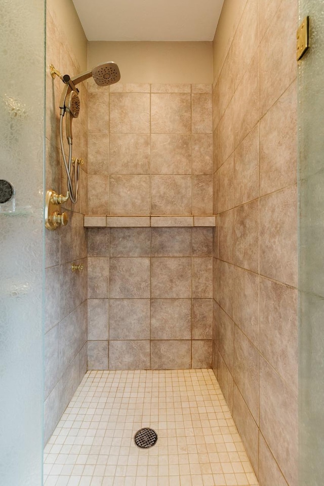 bathroom featuring tiled shower