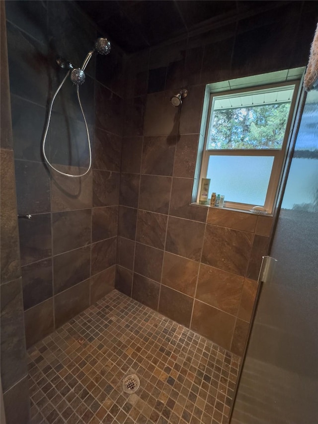 bathroom featuring a tile shower