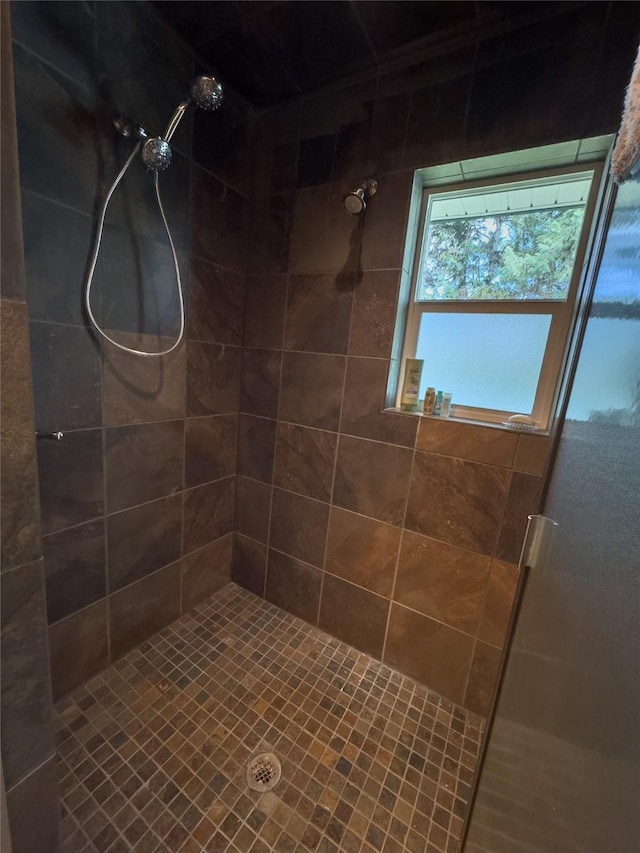 full bathroom featuring tiled shower