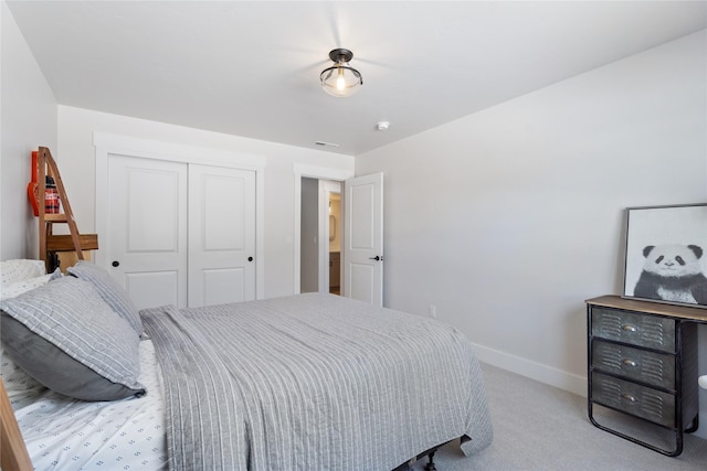 bedroom featuring light carpet, baseboards, visible vents, and a closet