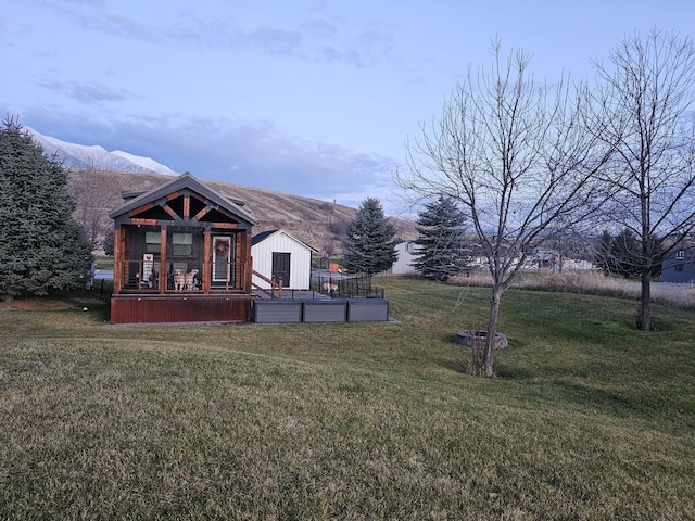 view of yard with a mountain view