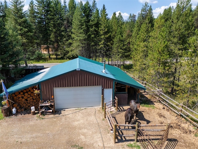 detached garage featuring dirt driveway