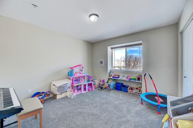 recreation room with carpet