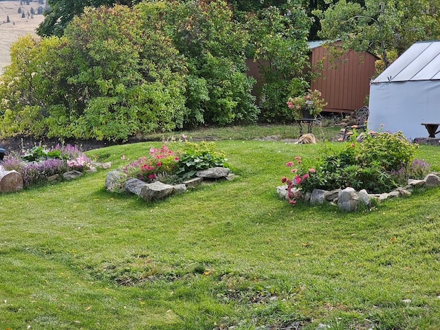 view of yard with an outbuilding