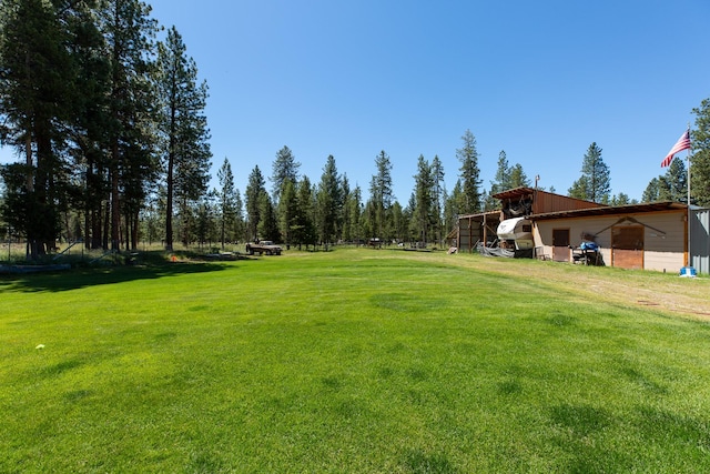 view of yard featuring driveway