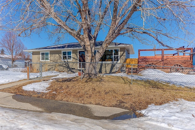 view of front of home featuring a fenced front yard