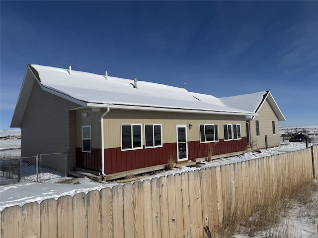 view of front facade featuring a gate and fence