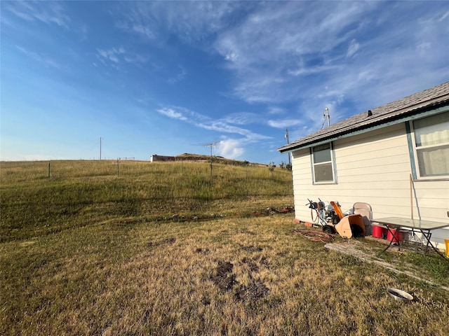 view of yard featuring a rural view