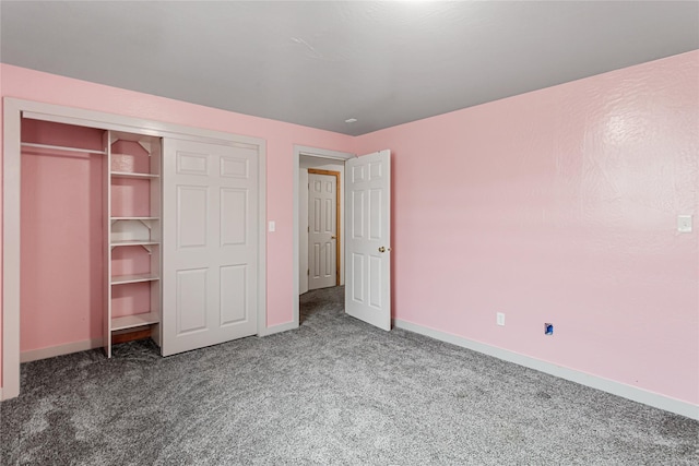 unfurnished bedroom featuring carpet floors, baseboards, and a closet