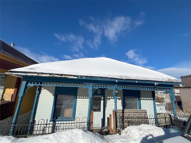 view of front of house featuring a fenced front yard