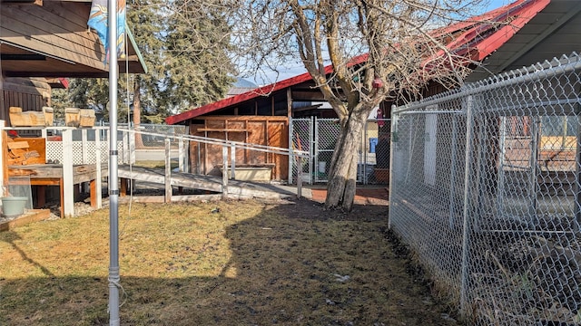 view of yard featuring an outdoor structure