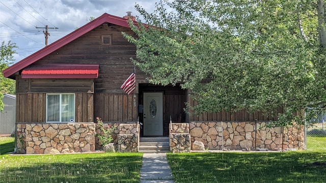 403 Dakota Ave, Libby, MT 59923 - view of front facade featuring stone siding and a front lawn
