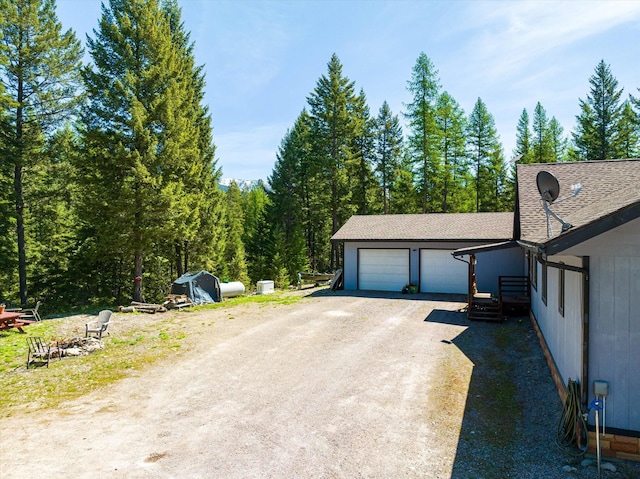 garage featuring dirt driveway