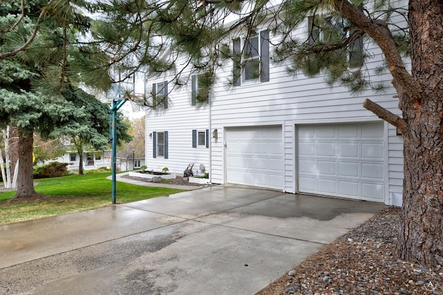 view of front facade featuring a garage, a front yard, and driveway