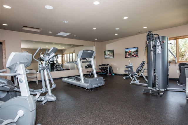 workout area featuring recessed lighting, visible vents, and baseboards