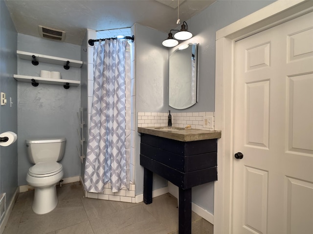 full bath featuring tasteful backsplash, visible vents, toilet, a shower with curtain, and tile patterned floors