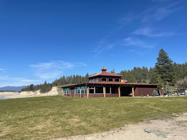 view of front of house featuring a mountain view and a front yard