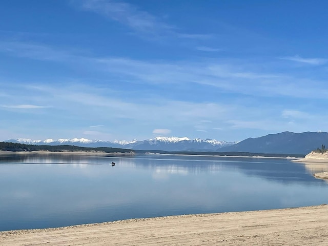 water view featuring a mountain view