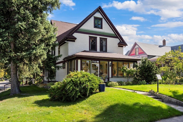 view of front facade with a front yard