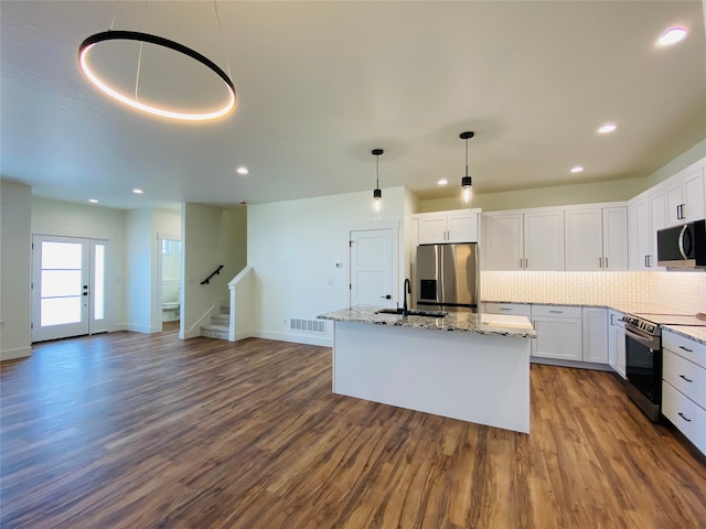 kitchen featuring tasteful backsplash, visible vents, dark wood-style flooring, stainless steel appliances, and a sink