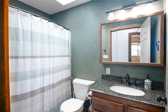 bathroom with curtained shower, a textured wall, vanity, and toilet