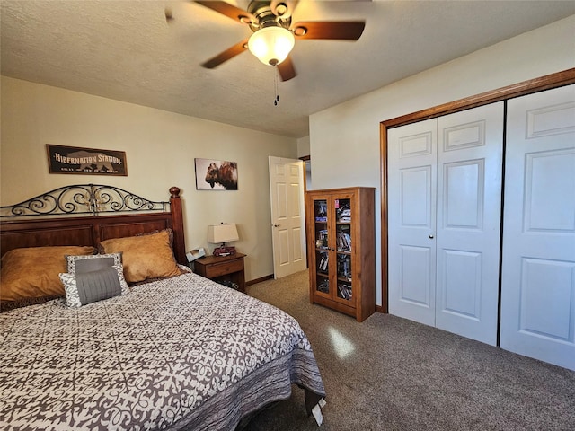 bedroom with carpet, a textured ceiling, ceiling fan, and a closet