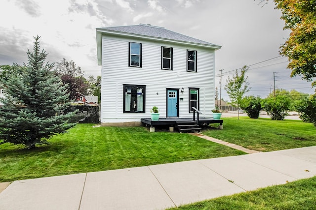 view of front of property featuring a front lawn