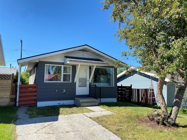 view of front of home featuring a front yard and fence