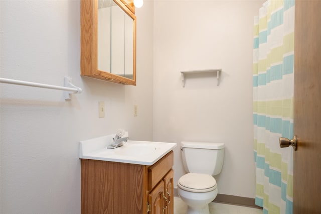 full bathroom featuring toilet, curtained shower, baseboards, and vanity