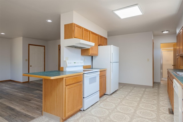 kitchen featuring recessed lighting, white appliances, under cabinet range hood, and baseboards