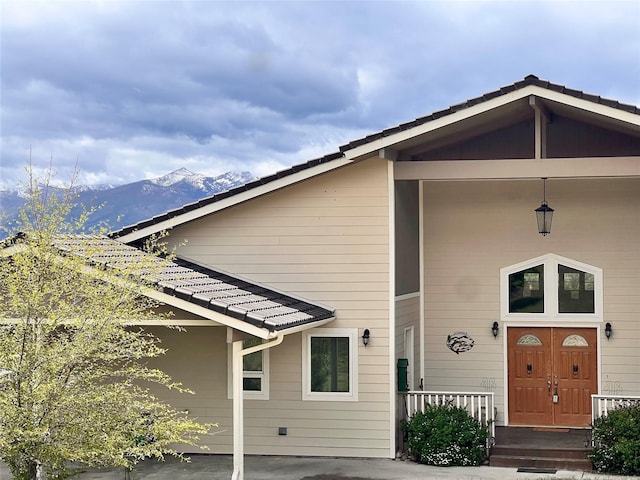 property entrance featuring a mountain view