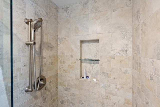 details featuring tiled shower