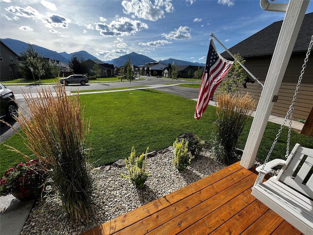 view of yard featuring a mountain view