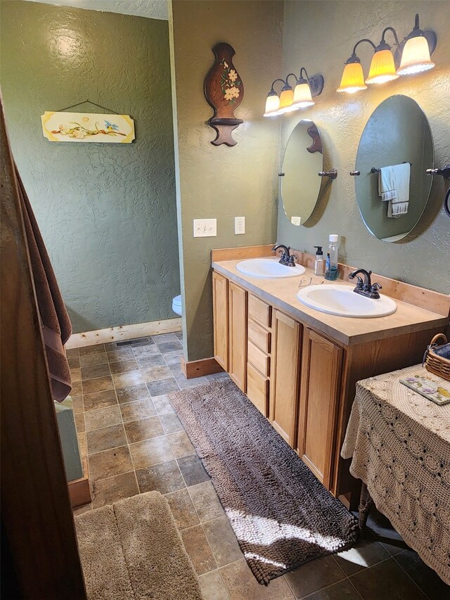 ensuite bathroom with curtained shower, a textured wall, stone finish floor, ensuite bath, and a jetted tub