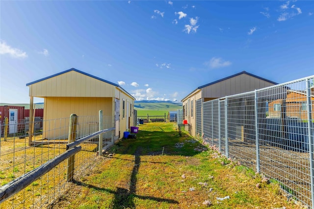 view of yard with an outbuilding