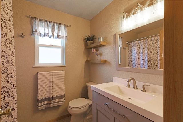 full bath featuring a textured wall, vanity, toilet, and a shower with curtain