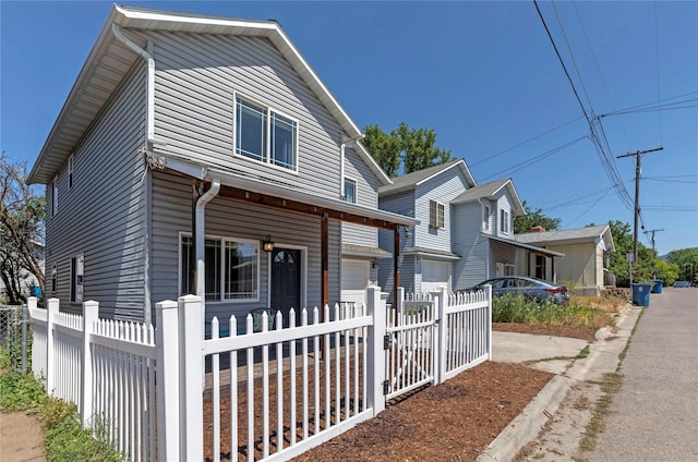 view of front of home with a fenced front yard