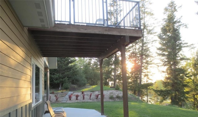 view of grassy yard featuring a patio area