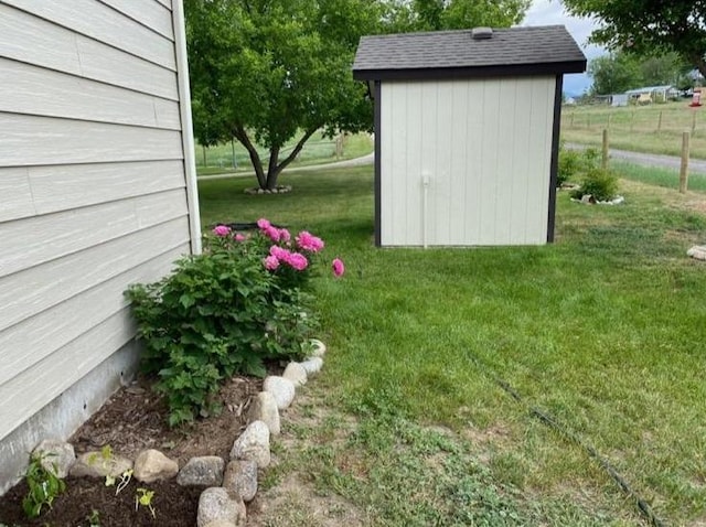 view of yard featuring an outdoor structure and a storage shed
