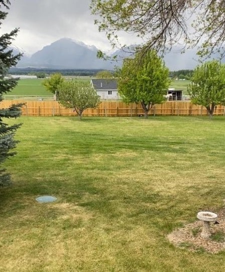 view of yard with fence and a mountain view