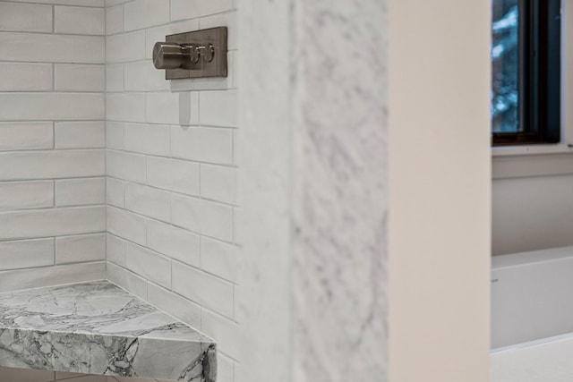 bathroom featuring a tile shower