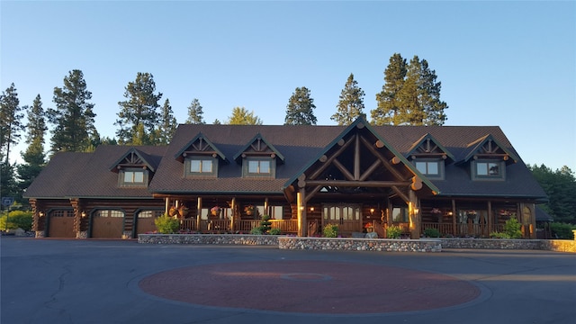 view of front of house with curved driveway