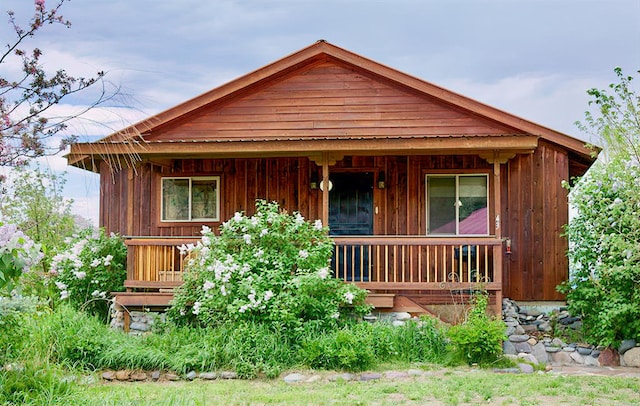 view of front of property featuring covered porch